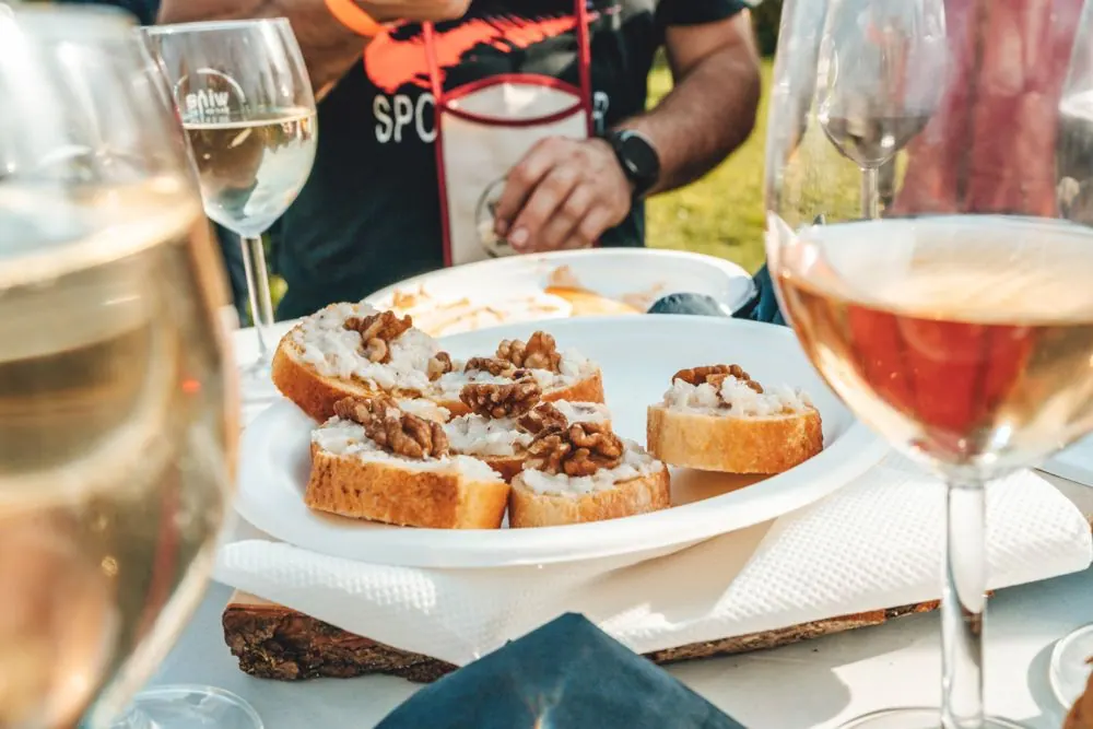 Čaše vina i domaći zalogaji na punktu