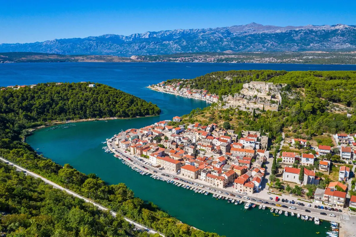 Pogled iz zraka na Novigrad i Novigradsko more