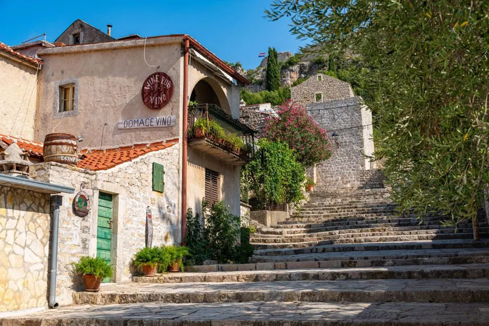 Kamena kuća i stube u starom dijelu Novigrada