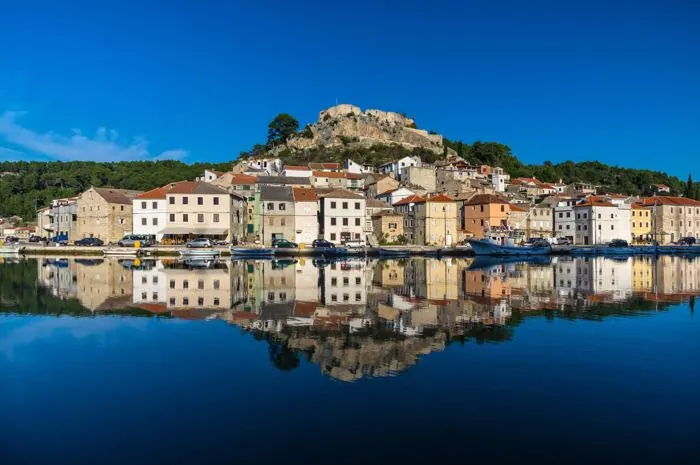 Novigrad i odraz kuća u mirnom moru
