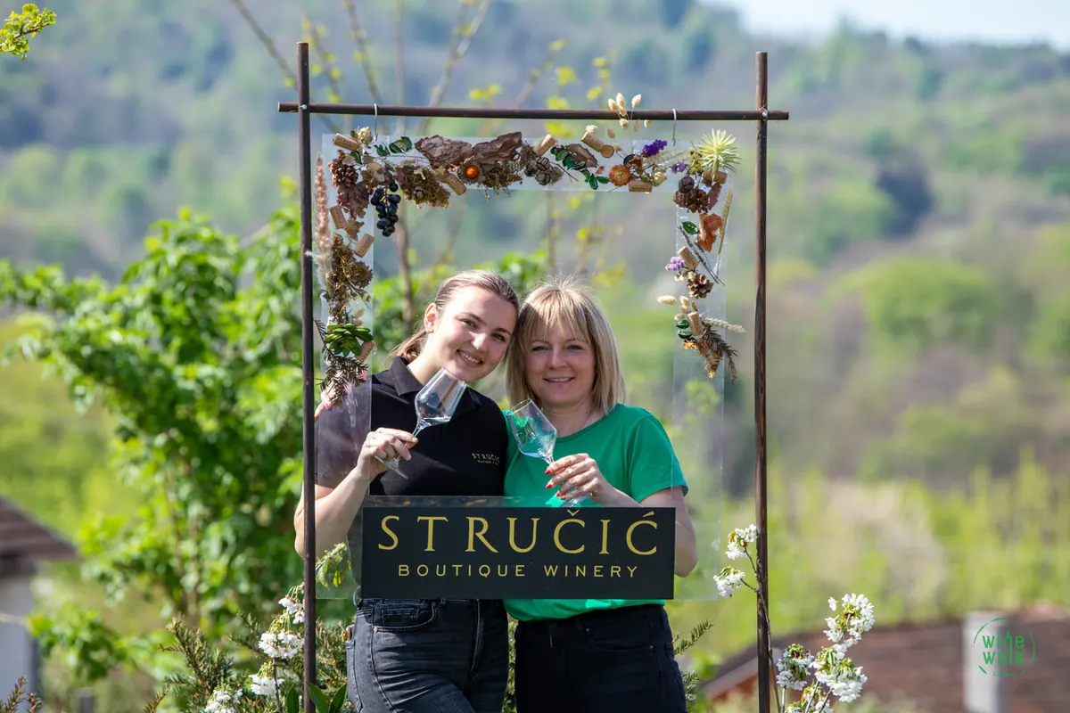 Sudionice u cvjetnom okviru na punktu vinarije Stručić