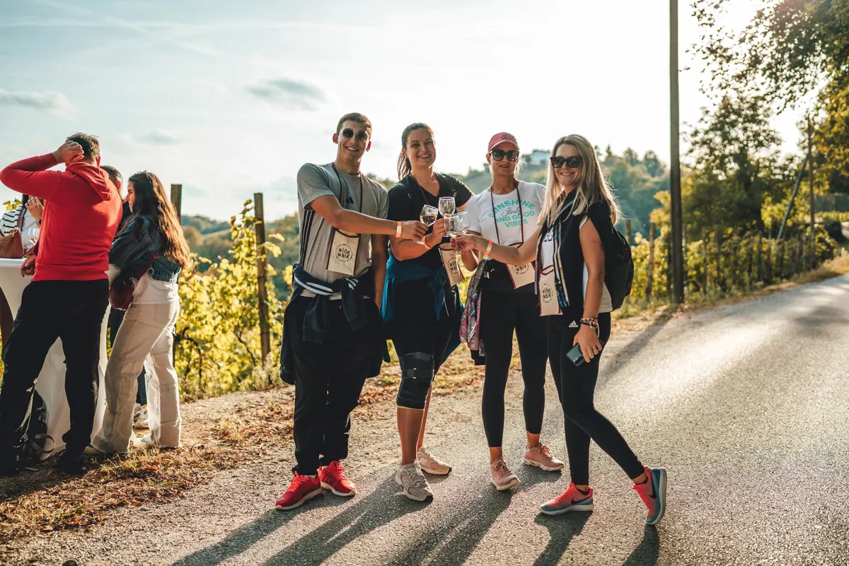 Sudionici nazdravljaju na cesti kroz vinograde