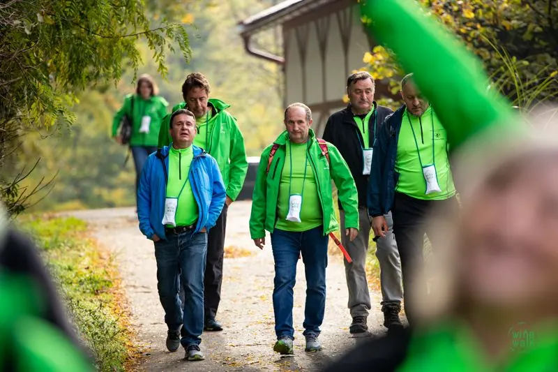 Grupa sudionika hoda jesenskim putem